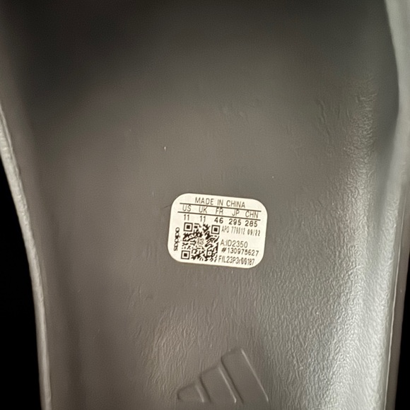 2023 Yeezy Slides in Slate Grey - Picture 8 of 9